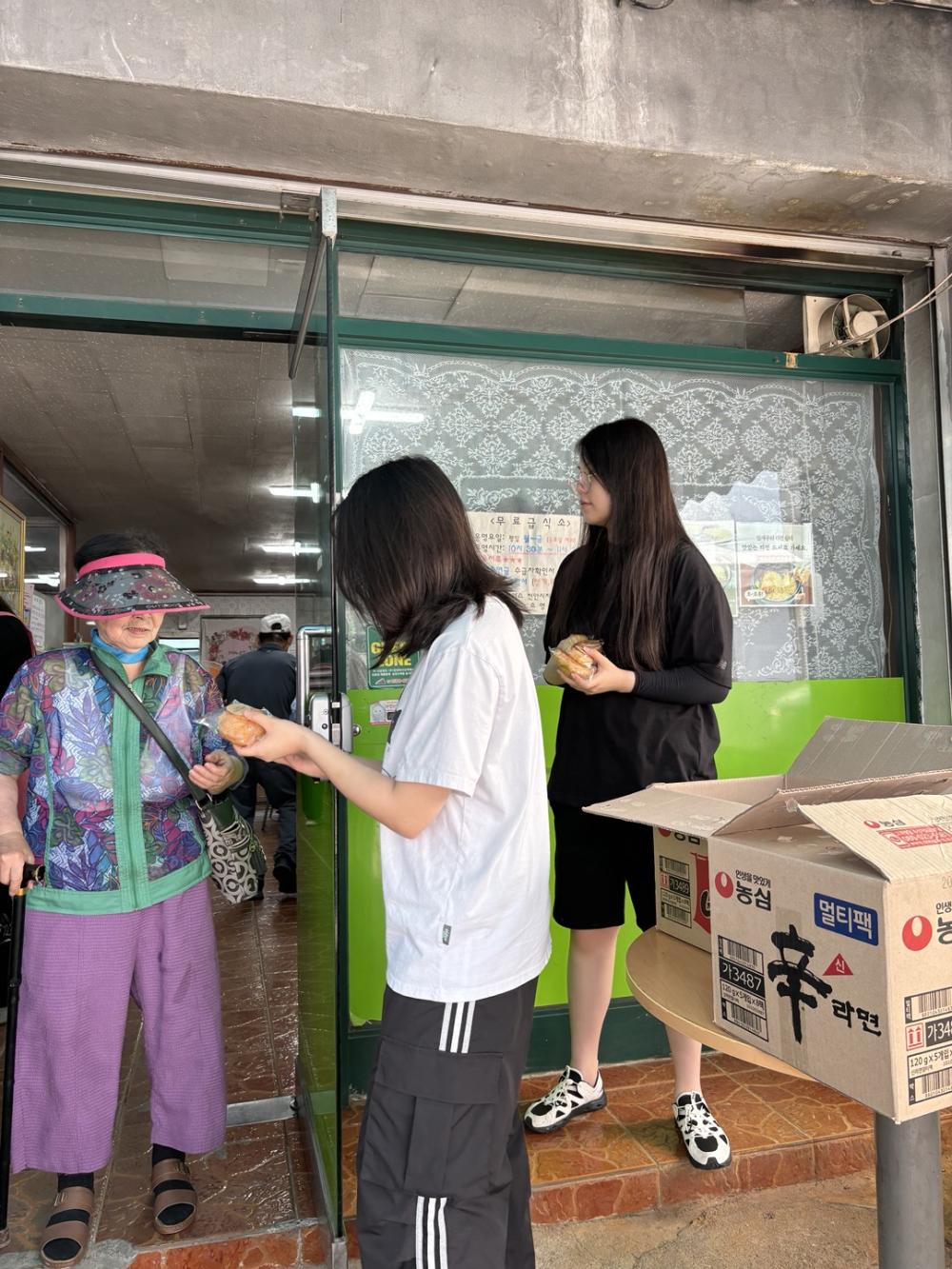 충청남도학교밖청소년지원센터 2024년 인큐베이팅 카페 퐁당 상반기 사회환원활동 사진2